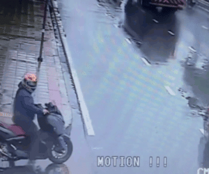 Clip: Phản xạ cực nhanh, thanh niên thoát chết ngay trước đầu xe rác