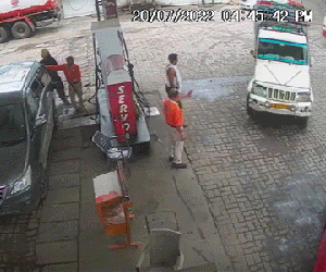 Khách mua hàng hoảng loạn khi xe buýt mất lái đâm vào trạm xăng