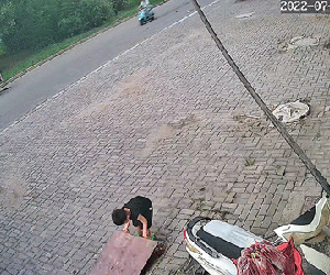 Nghịch ngợm, bé trai bị rơi xuống cống ngập nước khiến người dì bị vạ lây
