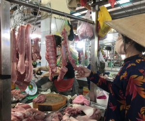 Giá xăng giảm sâu, sao hàng thiết yếu vẫn neo giá cao?