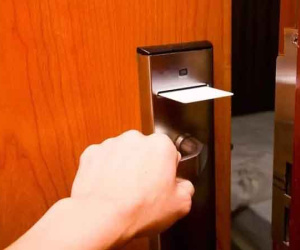 Đang 'như nhộng', cặp đôi phát hoảng vì bảo vệ khách sạn ào vào