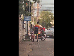 Màn dập lửa 'đi vào lòng đất' của người đi đường khiến chủ nhân chiếc xe máy suýt nhận về đống sắt vụn