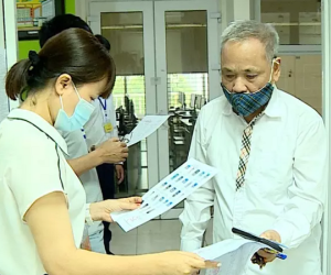 Cụ ông 82 tuổi ở Hà Nội vui mừng báo tin đỗ tốt nghiệp THPT