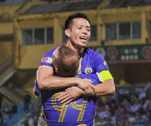 Văn Quyết tỏa sáng, Hà Nội FC lên đỉnh bảng
