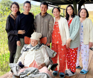 Lý Hải đưa mẹ 96 tuổi đi du lịch, chia sẻ đầy xúc động về phận làm con khiến khán giả cay khoé mắt
