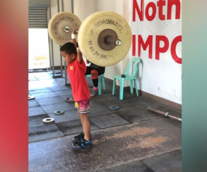 'Ngả mũ' trước màn cử giật 30kg tạ của cậu bé 8 tuổi
