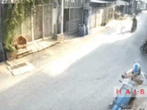 Cố gắng níu kéo chiếc xe bị ăn trộm, nam thanh niên bị kéo lê trên đường