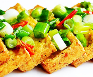 Đậu phụ chớ dại kết hợp với hành lá, sai lầm mà nhiều bà nội trợ mắc phải gây hại sức khỏe
