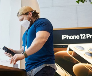 Apple bán iPhone 12 Pro tân trang giá 759 USD