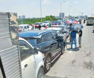 6 ôtô tông nhau trên cầu Vĩnh Tuy, ùn tắc kéo dài