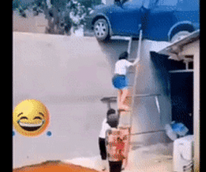 Cô gái 'hạ cánh' ôtô trên nóc nhà, người dân xung quanh phải bắc thang giải cứu: 'Chị cầm bằng phi cơ mà lái ô tô à?'