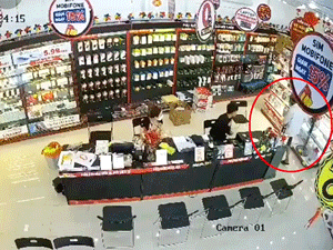 Vờ vào mua hàng, tên cướp giựt tiền rồi bỏ chạy trong siêu thị