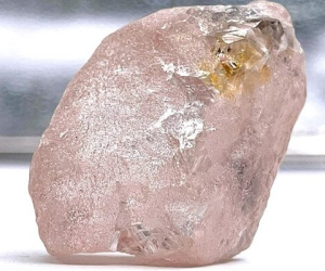 Tìm thấy viên kim cương hồng lớn nhất thế giới trong 300 năm