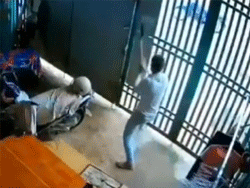 Kịch tính xem giây phút công an khống chế đối tượng ngáo đá cầm hung khí ở Gia Lai