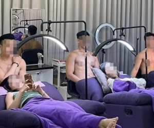 Sốc với hình ảnh spa để dàn trai 6 múi cởi trần phục vụ chị em, dân tình 'ném đá' rầm rầm nhưng vẫn không ít người vào... xin địa chỉ