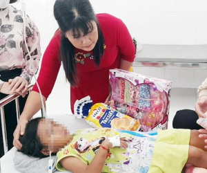 Công an làm việc với mẹ và bố dượng bé gái 7 tuổi nghi bị bạo hành