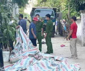 Đang chơi trước cổng nhà, bé gái 2 tuổi bị xe tải lùi cán tử vong