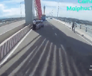 Clip: Nhóm 20 người vô tư dàn hàng chụp ảnh giữa cầu khiến tài xế xe tải 'hết hồn', CĐM phẫn nộ