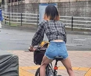 Cô gái với vóc dáng gợi cảm đạp xe trên đường gây chú ý, vừa ngoảnh mặt lại ai nấy ngã ngửa