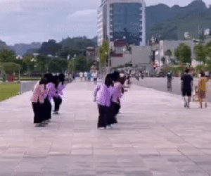 7 cụ bà 'quẩy cực sung' ở quảng trường khiến dân mạng xuýt xoa