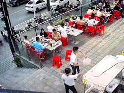 'Mát tơ chiếp' phiên bản 'tập sự' làm thực khách hú hồn khi gặp sự cố lúc biểu diễn