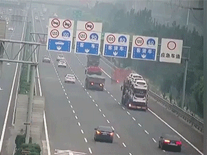 Video xe tải hóa cầu lửa sáng rực trên cao tốc