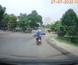 Pha vận chuyển 'cồng kềnh' và cú ngã tiền triệu của người đàn ông ôm chiếc tivi