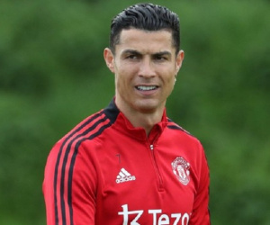 Ronaldo cầu xin giải phóng hợp đồng, huyền thoại MU khuyên bán ngay và luôn