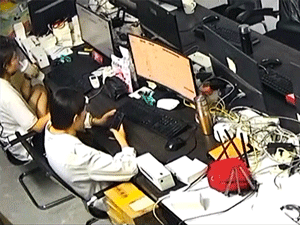 Video: Uống xong ngụm trà sữa, cô gái giật mình với thứ bên trong