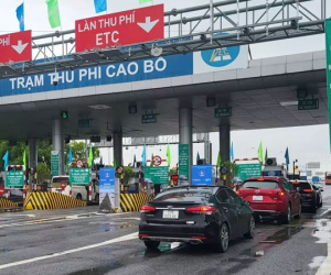 Tiền đầy tài khoản, ô tô dán thẻ ETC vẫn không qua được trạm thu phí