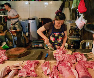 Xăng liên tục giảm giá và chuyện 'kỳ quặc' đang xảy ra ngoài chợ
