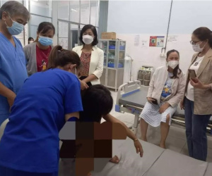 Khởi tố mẹ ruột và cha dượng hành hạ bé gái 7 tuổi