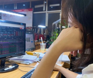 Cổ phiếu lớn đột ngột giảm sâu, chứng khoán chốt tháng 7 trong sắc đỏ