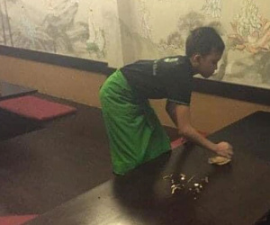 Netizen 'đào lại' loạt ảnh cũ thời đi làm bồi bàn của Hồ Văn Cường, ứa nước mắt vì một chi tiết