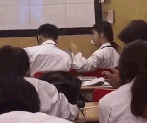 Bị phát hiện đang thể hiện tình cảm với bạn trai trong lớp, nữ sinh có phản ứng khiến dân mạng cười rộ