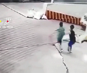 Clip: Chơi bóng ở cửa ra của hầm chung cư, bé trai bị ôtô lao từ dưới tầng hầm lên cán trúng người