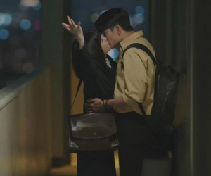 Woo Young Woo tập 10: Park Eun Bin cầm nhầm kịch bản nam chính, chủ động hôn Kang Tae Oh