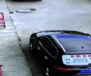 Clip: Rơi từ ban công tầng 2 xuống đất, cậu bé sống sót thần kỳ
