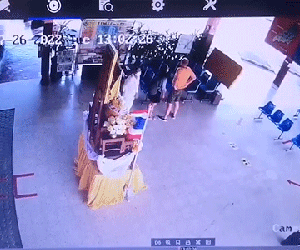 'Ngả mũ' với pha dịch chuyển nhanh như cắt của nữ du khách khi gặp chiếc xe mất lái