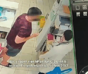 Khoảnh khắc bác sĩ bị người nhà bệnh nhân bóp cổ, hành hung tại Bệnh viện Gia Định