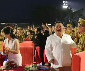 Chủ tịch Kim Jong Un xuất hiện cùng phu nhân trong 'Ngày Chiến Thắng'