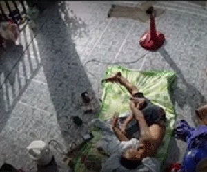 Clip thanh niên suýt bị chiếc điện thoại 'thiêu sống'
