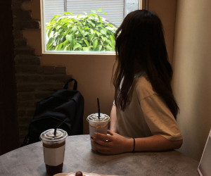 Bị người yêu cũ của bạn trai 'cà khịa', cô gái liền xử đẹp ngay tại quán trà sữa và được nhân viên quán ủng hộ