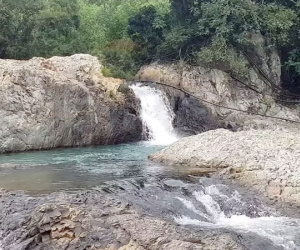 Trượt chân xuống đập nước khi đang chụp hình, 2 thanh niên chết đuối