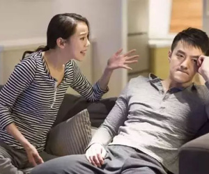 Chồng đưa bạn gái về nhà ép vợ ly hôn, tôi nói câu làm anh cúi mặt