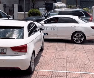 Màn lùi xe đỉnh cao khi bị chặn tứ bề của thầy dạy lái hot nhất cộng đồng mạng