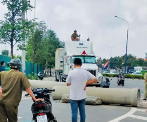 'Vác kiếm' lên nóc container ngồi thiền, nam thanh niên đòi 'khiêu chiến' với tài xế