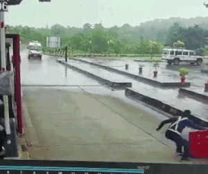 Video: Kinh hoàng cảnh xe cứu thương mất lái lao vào trạm thu phí, 4 người tử vong