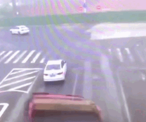 Video: Sốc nặng cảnh xe tải lật nghiêng, đè bẹp ô tô con ở ngã tư và cái kết không tưởng