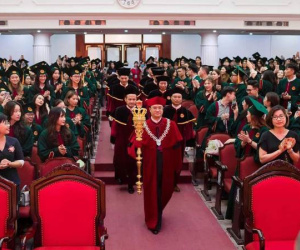 Giám đốc ĐH Quốc gia Hà Nội lên tiếng vụ Hiệu trưởng cầm quyền trượng tại lễ trao bằng tốt nghiệp